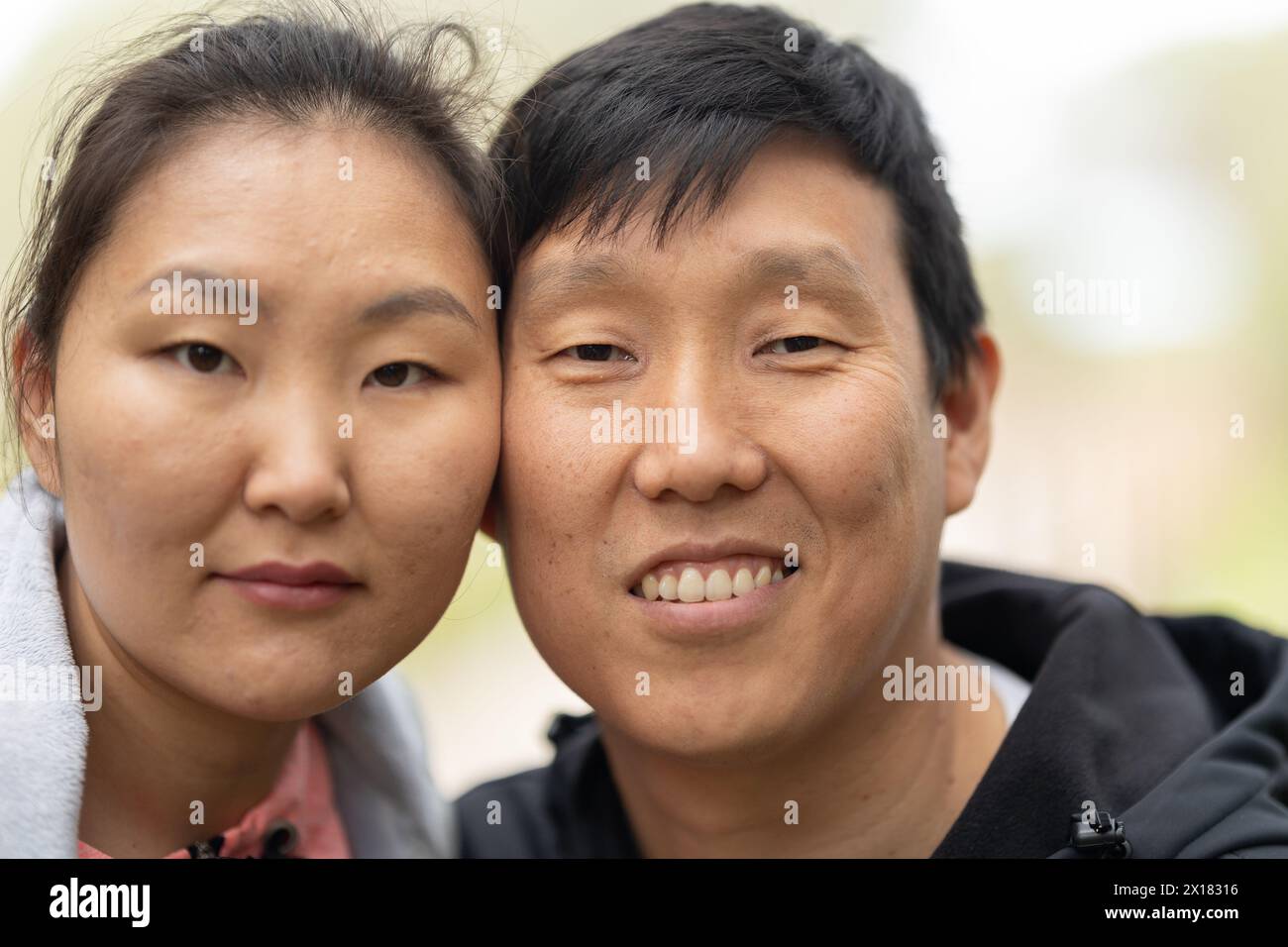 Ein Mann und eine Frau lächeln in die Kamera Stockfoto