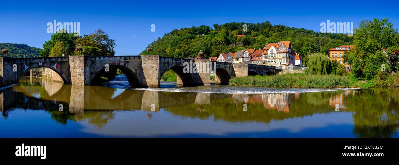 Alte Werrabrücke, Fachwerkhäuser an der Werra, Hannoversch Muenden, Hann. München, Niedersachsen, Deutschland Stockfoto