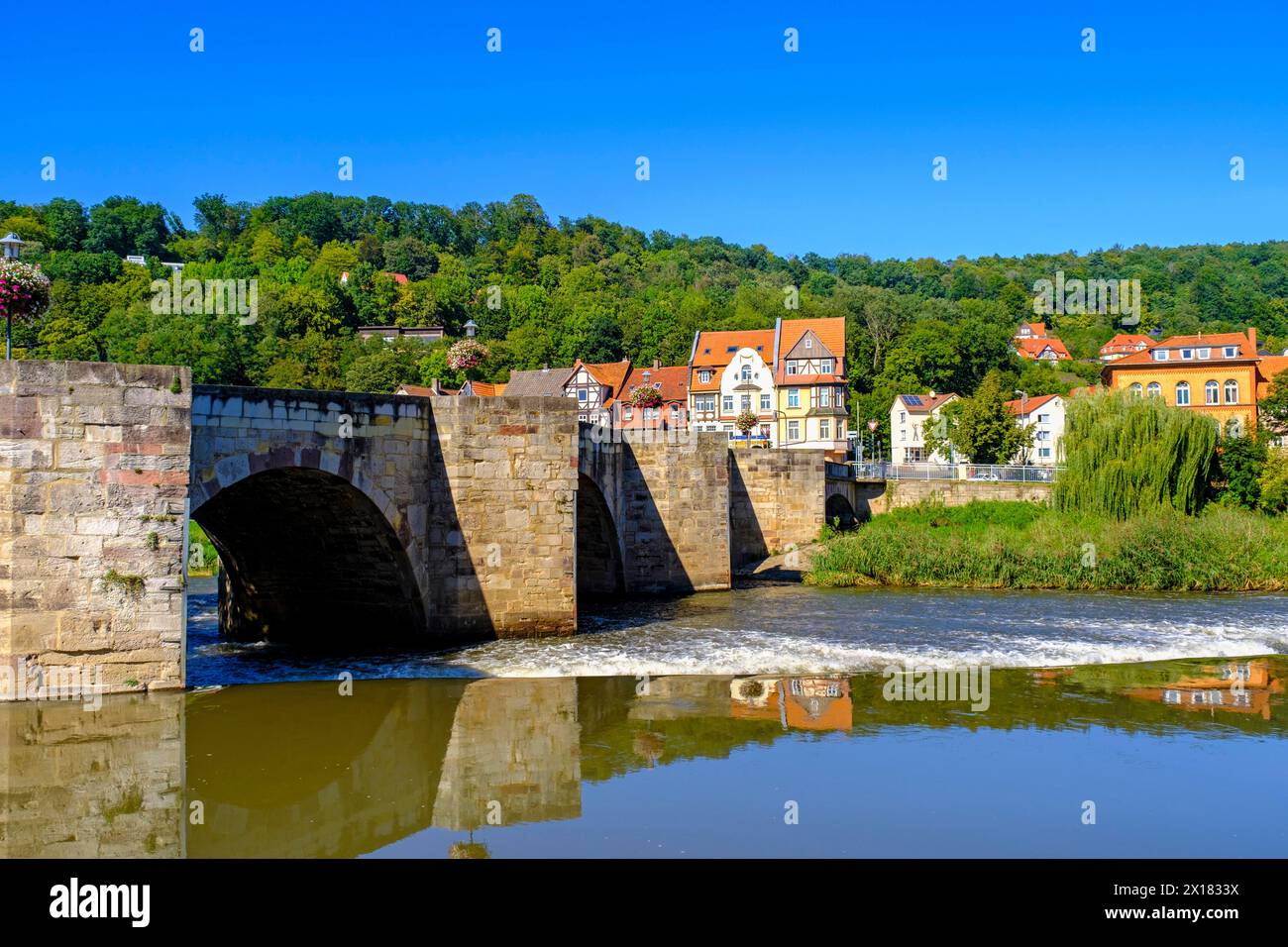 Alte Werrabrücke, Fachwerkhäuser an der Werra, Hannoversch Muenden, Hann. München, Niedersachsen, Deutschland Stockfoto