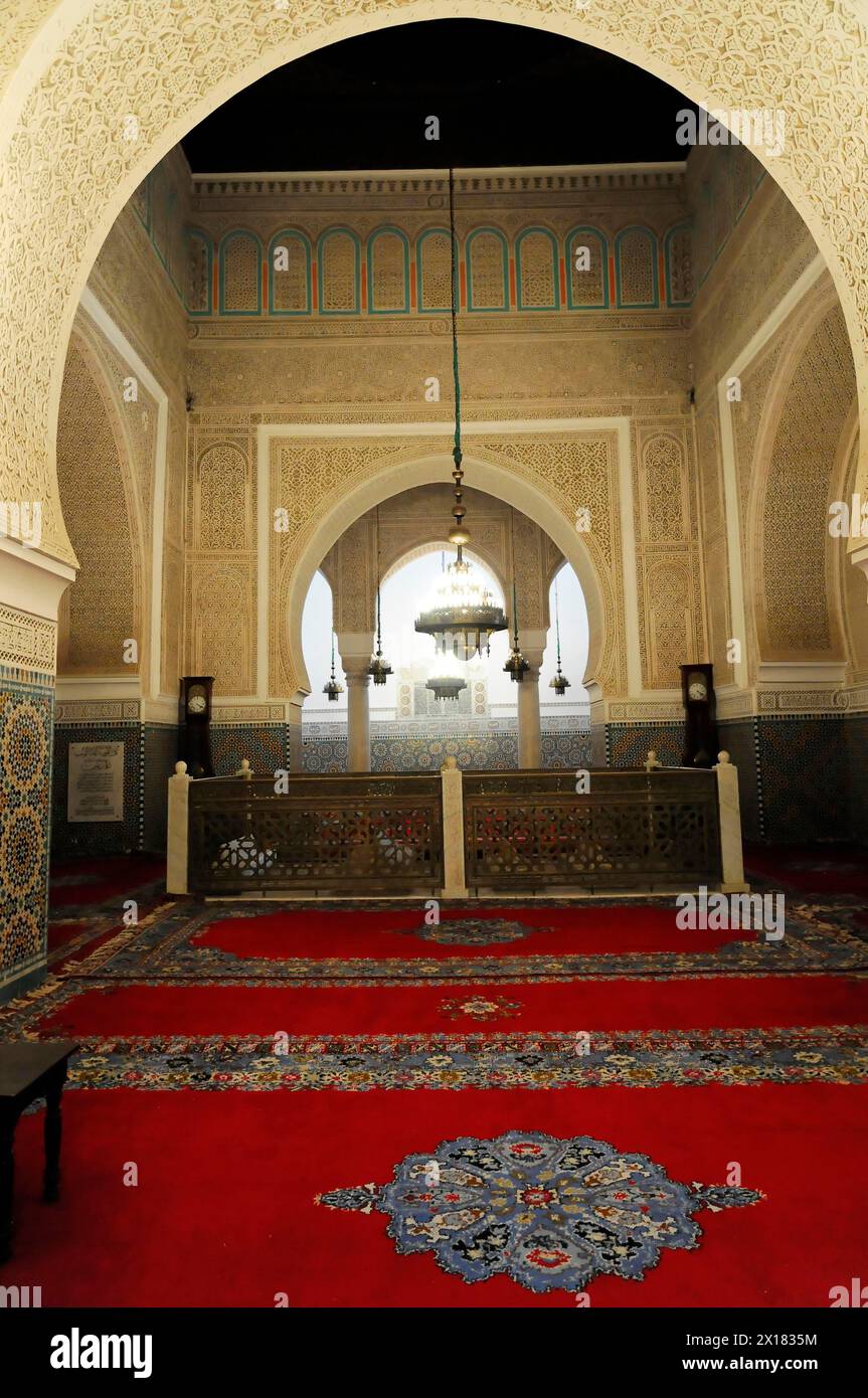 Meknes, Ein ruhiges und elegantes Interieur einer Moschee mit raffinierten Dekorationen und rotem Teppich, Nordmarokko, Marokko Stockfoto