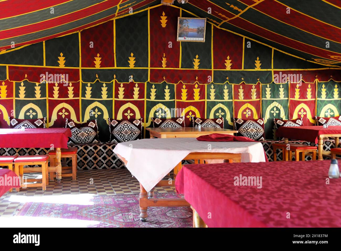 AIT Benhaddou, Innenansicht eines traditionell eingerichteten Zeltes mit Sitzbereichen und Ornamenten, südlicher Hochatlas, Marokko Stockfoto