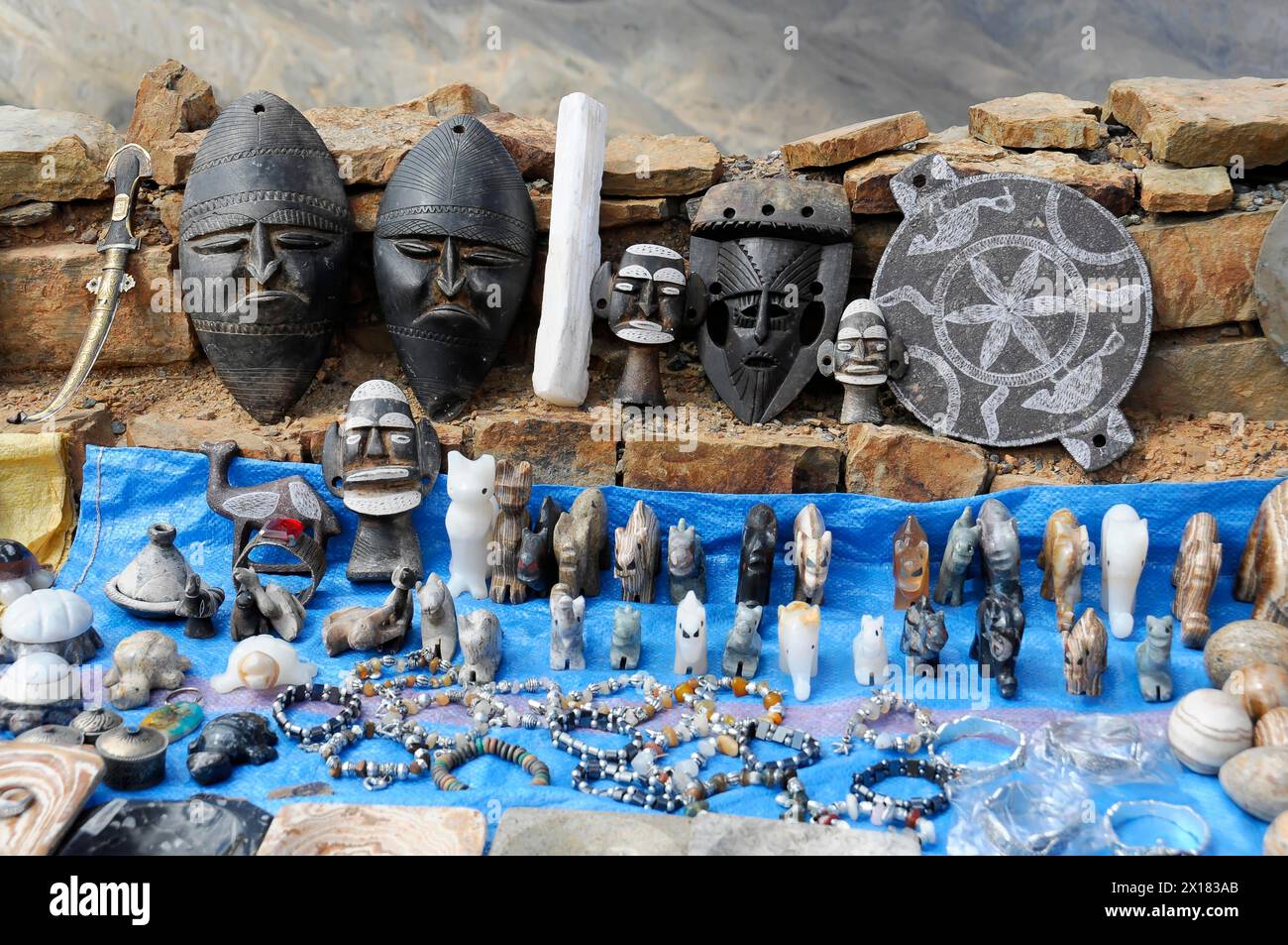 Verschiedene Handwerkskunst mit afrikanischen Masken und Skulpturen auf einem Markt, südlicher Atlas, Marokko Stockfoto