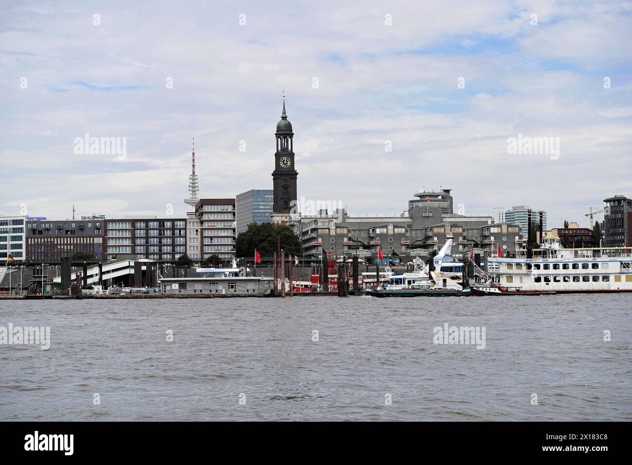 Blick auf die Skyline Hamburgs mit Michaeliskirche und Hafenviertel, Hansestadt Hamburg, Hamburg, Deutschland Stockfoto