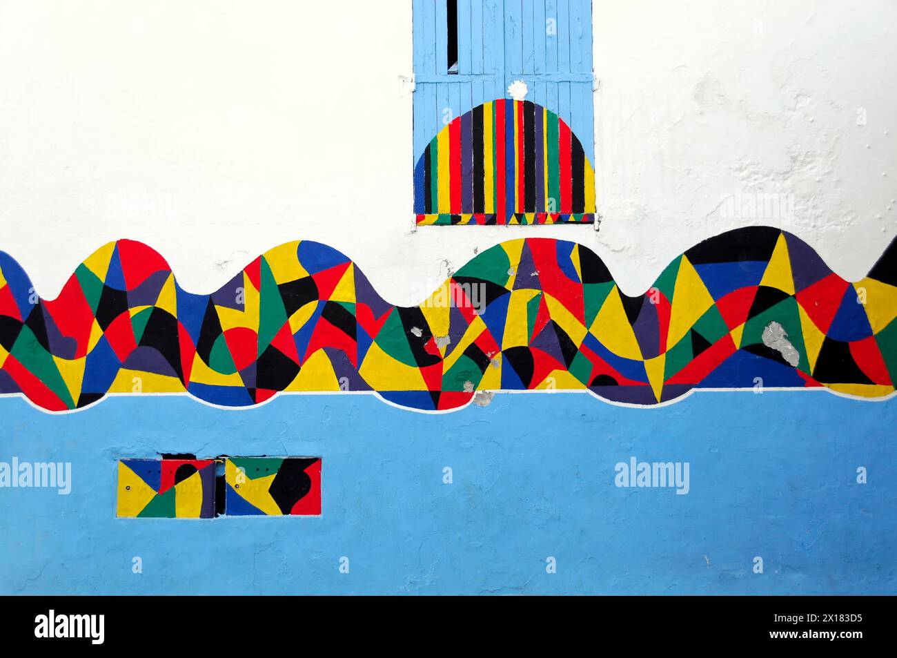 Asilah, bunte Wandwellen als Straßenkunst an einer Fassade, Rabat, Marokko, Nordafrika Stockfoto