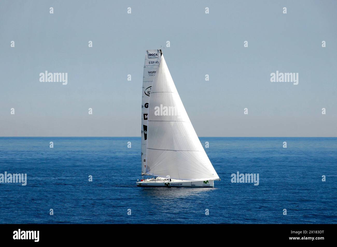 In der Nähe von Tanger, Segelboot gleiten allein auf einem ruhigen blauen Meer, klare Linie zum Horizont, Rabat, Marokko, Nordafrika Stockfoto