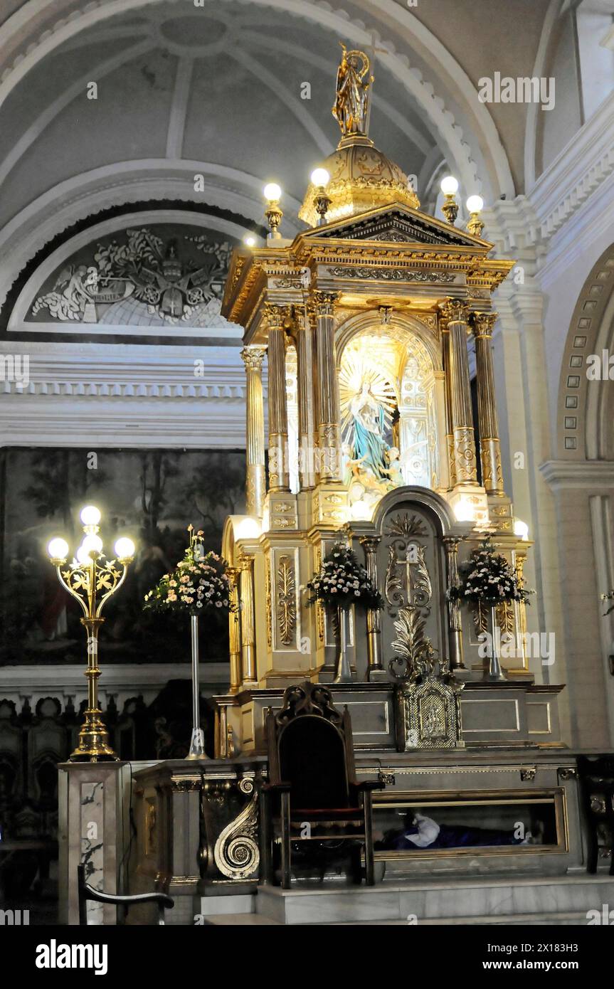 Catedral de la Asuncion, 1860, Leon, Nicaragua, Mittelamerika, geschmückter goldener Altar mit einer Statue der Mutter Maria, umgeben von Kerzen und Blumen Stockfoto