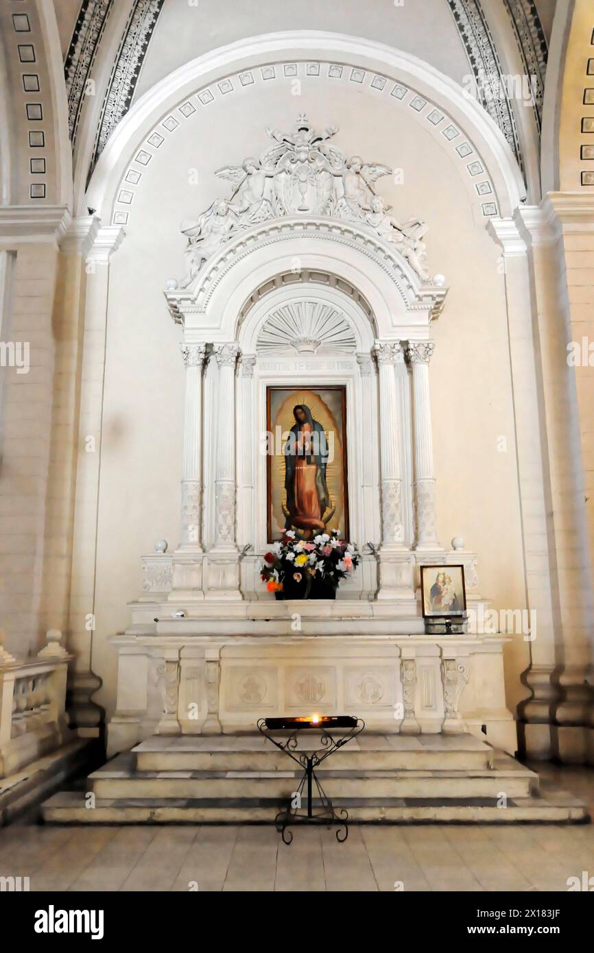 Catedral de la Asuncion, 1860, Leon, Nicaragua, Mittelamerika, Altar in einer Kirche mit einer religiösen Skulptur, umgeben von Bögen und Blumen Stockfoto