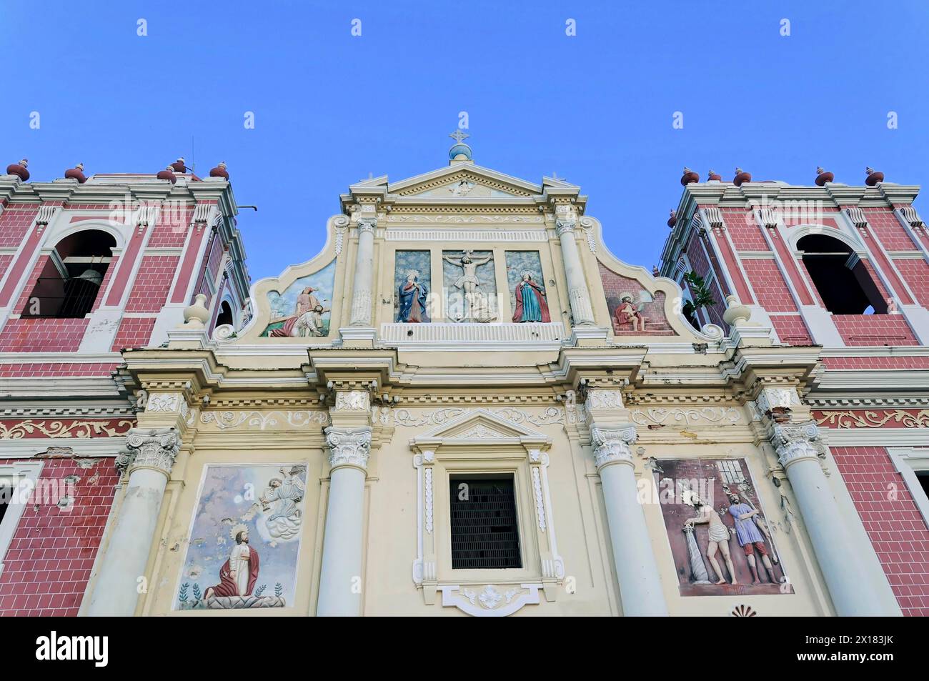 El Calvario Kirche, Leon, Nicaragua, detaillierte Ansicht einer Kirchenfront mit Fenstern und barocken religiösen Fresken, Nocaragua, Mittelamerika, Mittelamerika Stockfoto