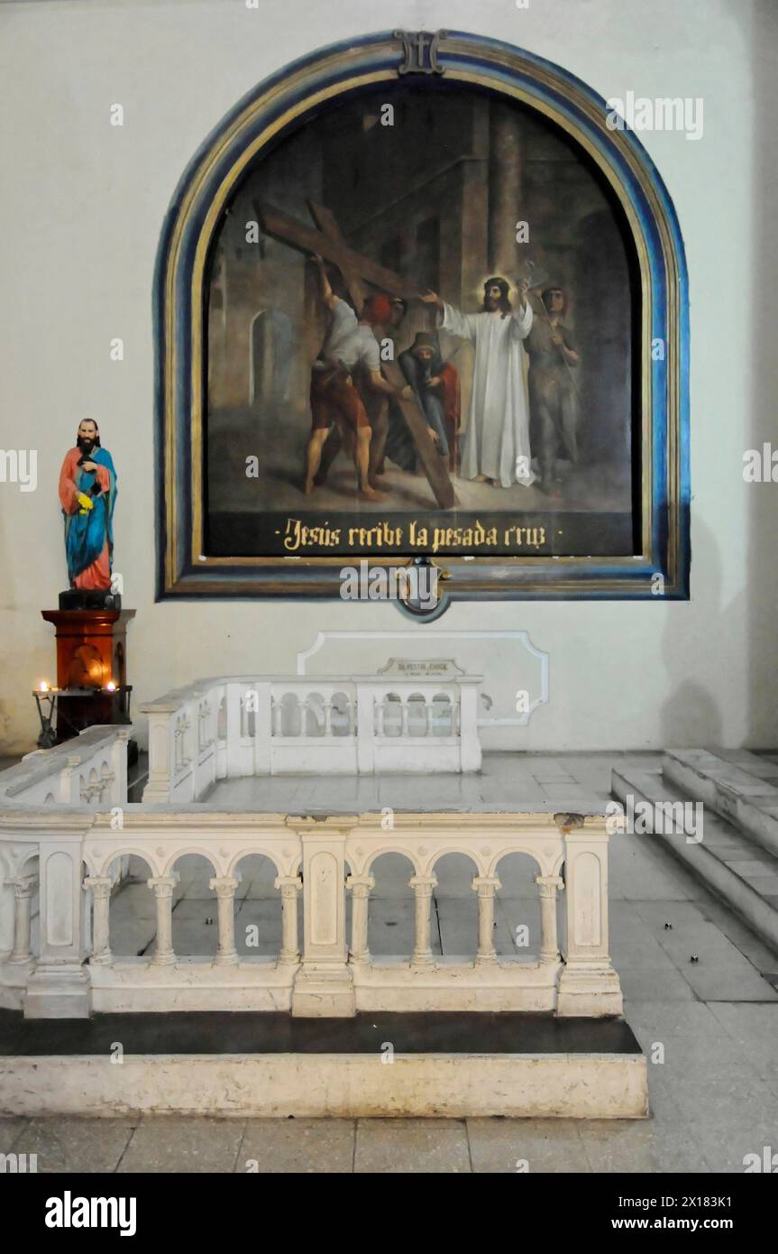 Catedral de la Asuncion, 1860, Leon, Nicaragua, Mittelamerika, Gemälde der Kreuzigung Jesu über einem Altar mit einer Statue davor Stockfoto