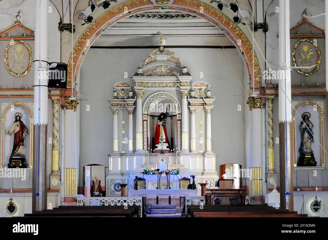 El Calvario Kirche, Leon, Nicaragua, Mittelamerika, Hauptaltar einer Kirche mit Heiligen und Dekoration, Mittelamerika Stockfoto