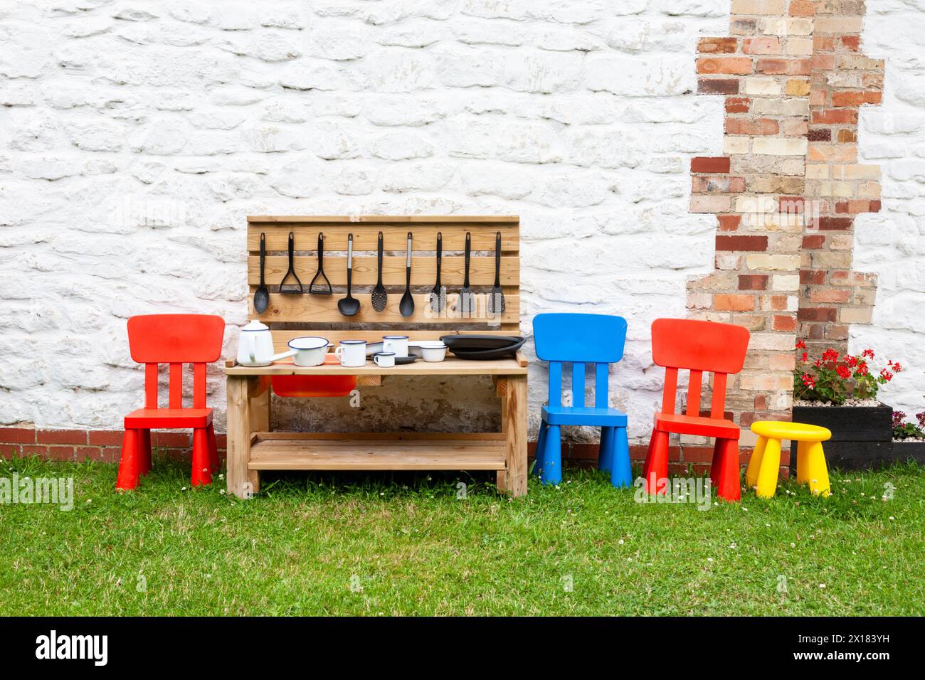 Kinderspielküche in einem Garten-WOP Stockfoto