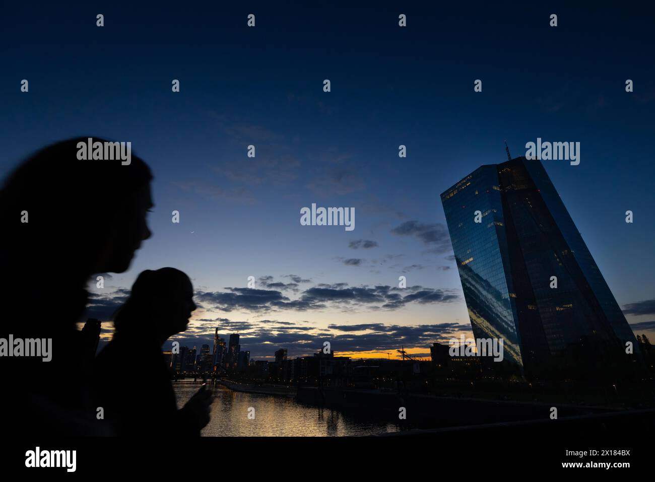 Zwei Passanten schauen abends zur Europäischen Zentralbank (EZB) in Frankfurt am Main, Frankfurt am Main, Hessen Stockfoto