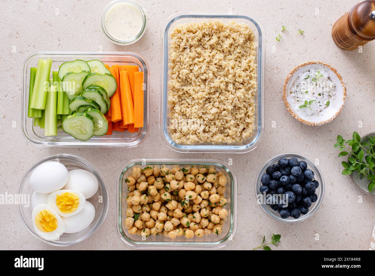 Mahlzeit-Vorbereitungsbehälter mit gesundem vegetarischem Essen, gekochtem Quinoa, Kichererbsen und Eiern Stockfoto