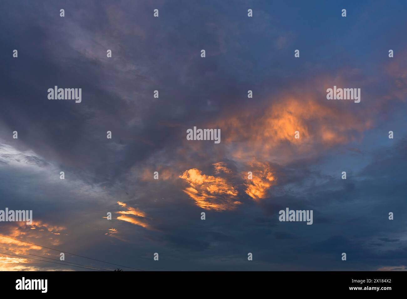 Regnerischer Himmel am Abend, Mecklenburg-Vorpommern, Deutschland Stockfoto