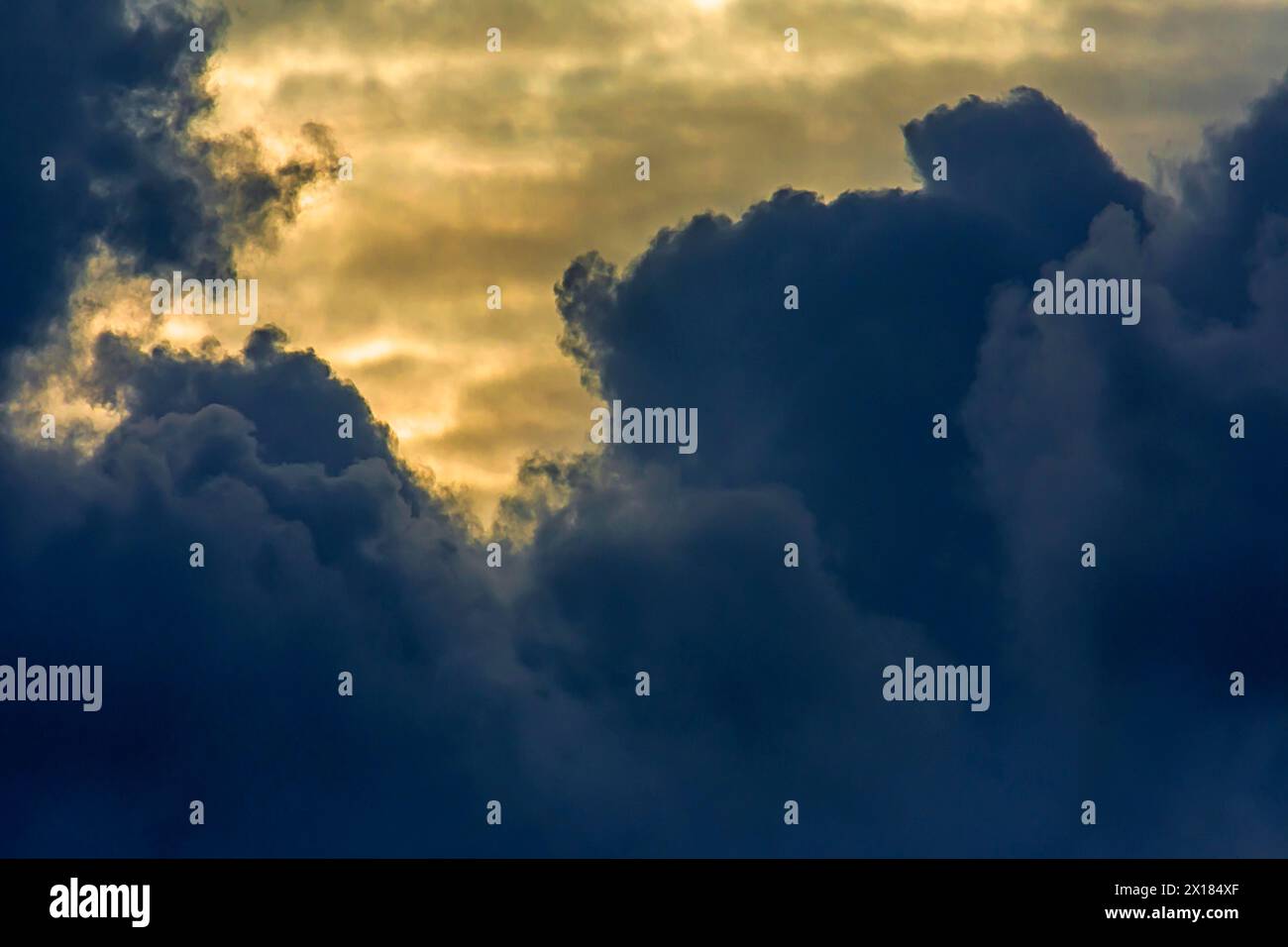 Schwere Regenwolken (Nimostratus), Mecklenburg-Vorpommern, Deutschland Stockfoto