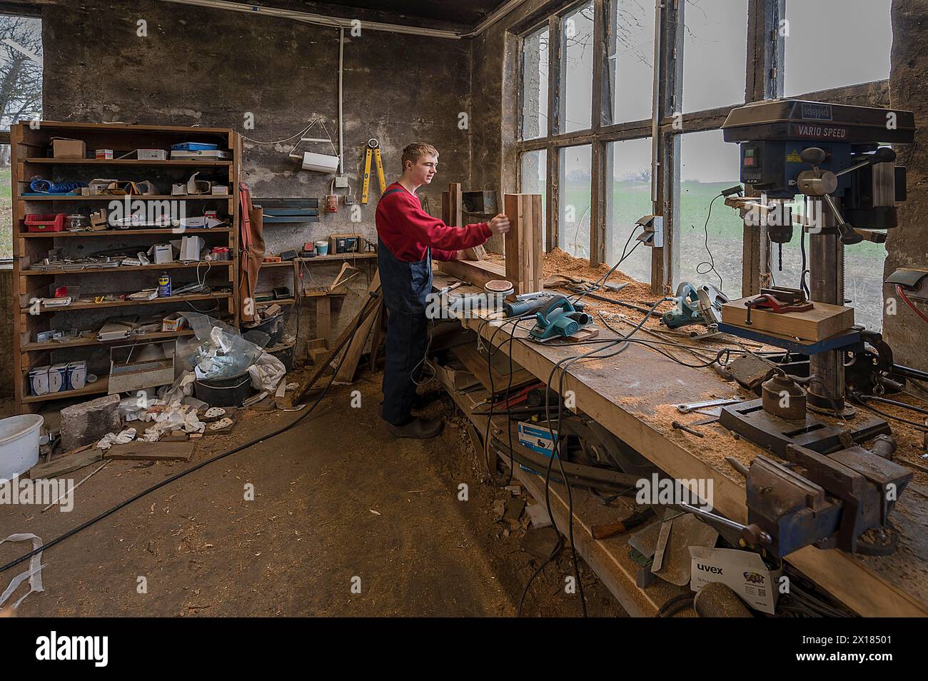 Der junge Mann baut einen Tisch in seiner Werkstatt in Mecklenburg-Vorpommern Stockfoto
