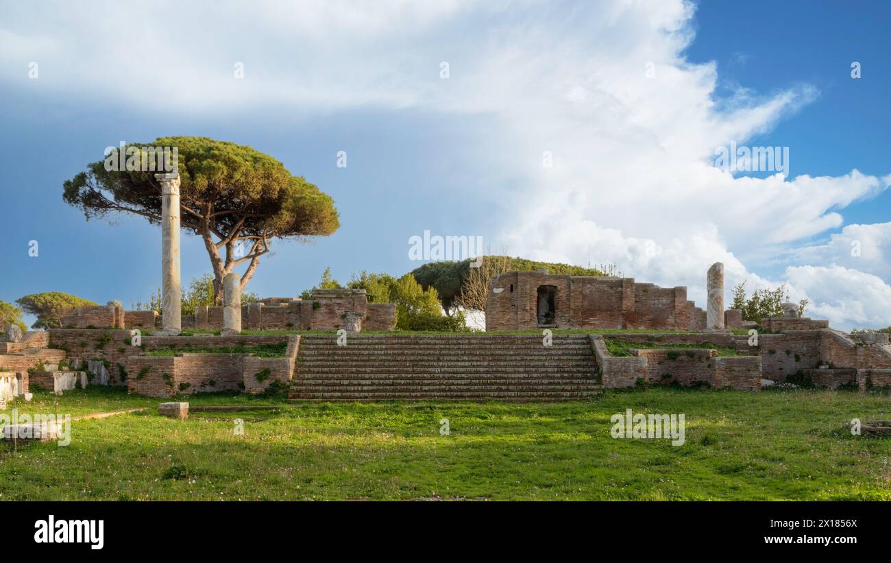 Runder Tempel (Tempio Rotondo) in Ostia Antica. Ruinen der antiken römischen Stadt und des Hafens. Rom, Latium, Italien Stockfoto
