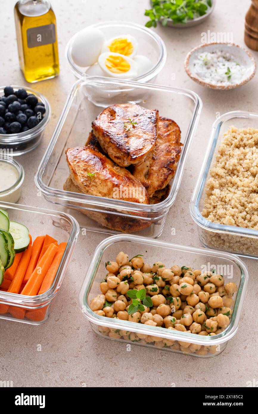 Mahlzeit-Vorbereitungsbehälter mit gesunden proteinreichen Lebensmitteln vorbereitet, gekochte Quinoa, Kichererbsen und Eier Stockfoto