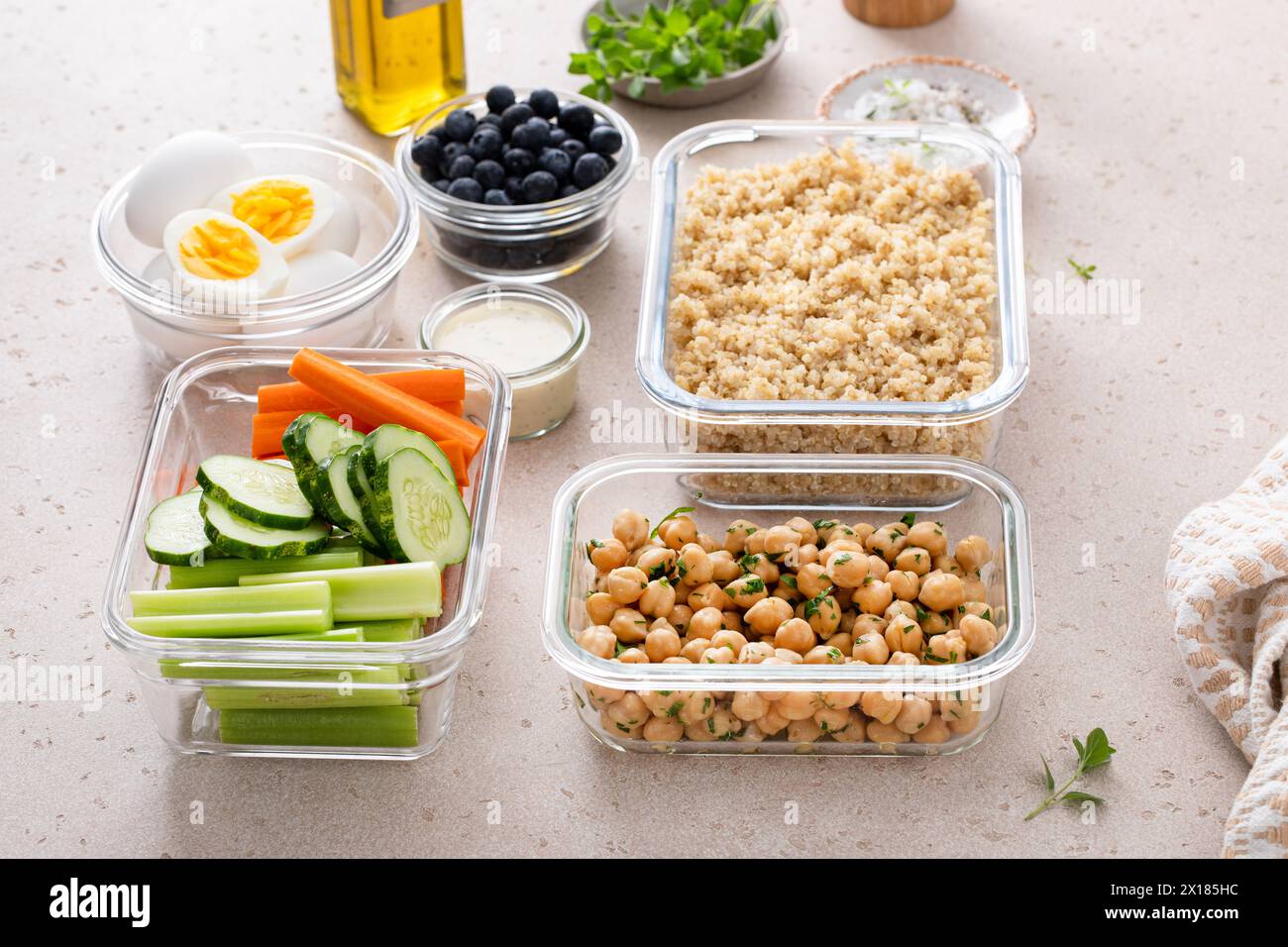 Mahlzeit-Vorbereitungsbehälter mit gesundem vegetarischem Essen, gekochtem Quinoa, Kichererbsen und Eiern Stockfoto