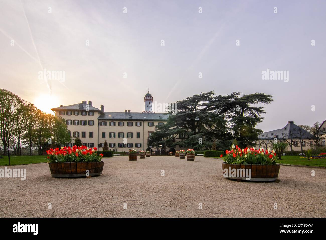 Ein Schloss mit Park bei Sonnenuntergang. Historisches Gebäude. Sommerresidenz der preußischen Könige und deutschen Kaiser in Bad Homburg, Hessen Stockfoto