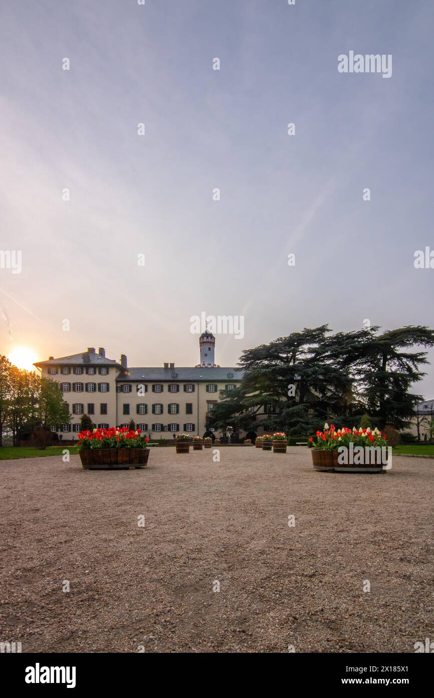 Ein Schloss mit Park bei Sonnenuntergang. Historisches Gebäude. Sommerresidenz der preußischen Könige und deutschen Kaiser in Bad Homburg, Hessen Stockfoto