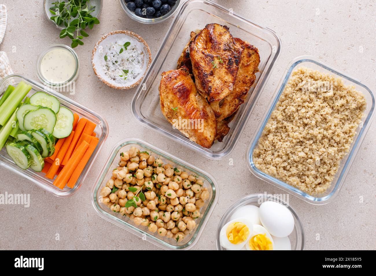 Mahlzeit-Vorbereitungsbehälter mit gesunden proteinreichen Lebensmitteln vorbereitet, gekochte Quinoa, Kichererbsen und Eier Stockfoto