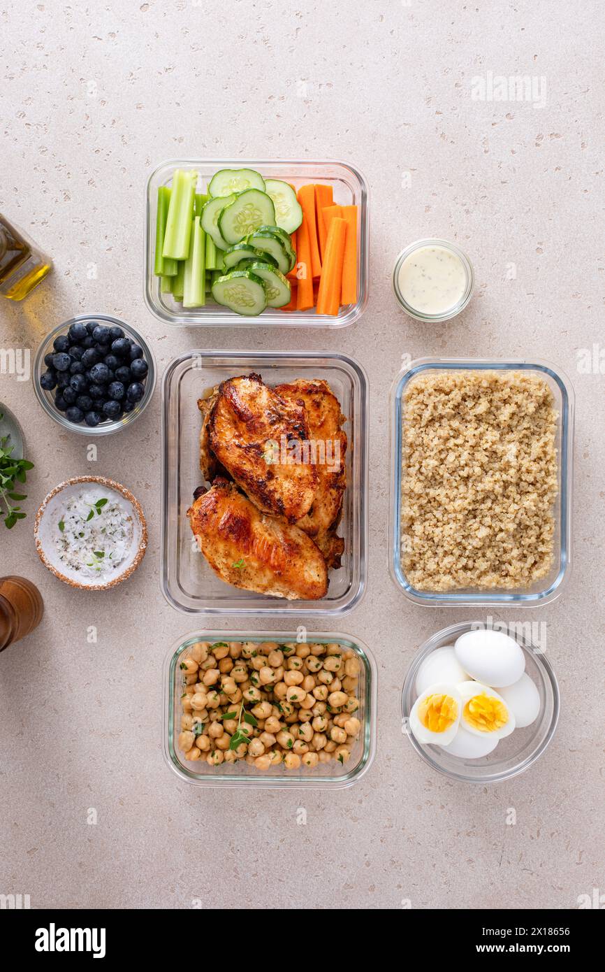 Mahlzeit-Vorbereitungsbehälter mit gesunden proteinreichen Lebensmitteln vorbereitet, gekochte Quinoa, Kichererbsen und Eier Stockfoto