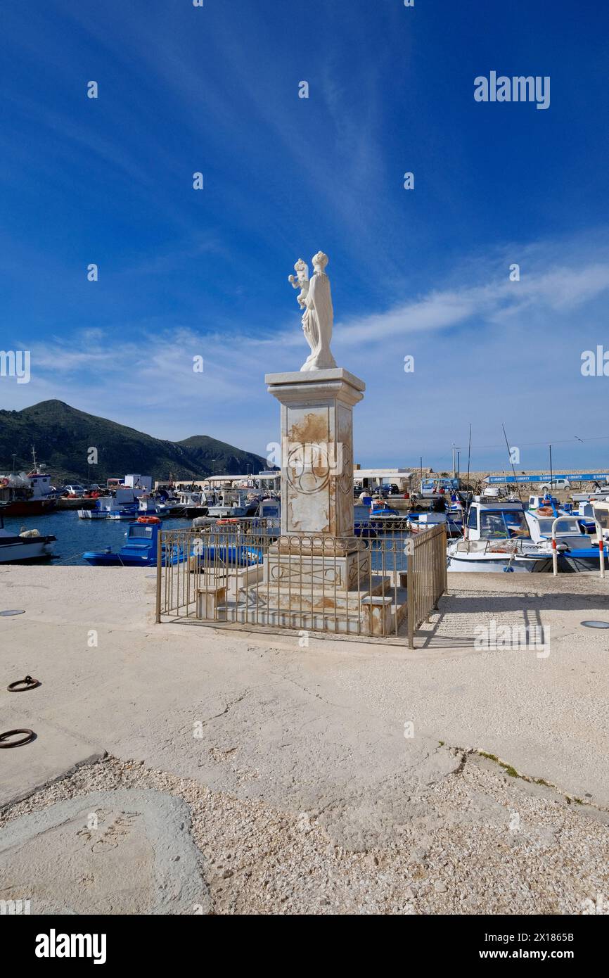Italien, sizilien, mittelmeer, Egadi-Archipel, Insel Favignana (Provinz Trapani); Blick auf die Madonna-Statue und die Fischerboote im Hafen Stockfoto