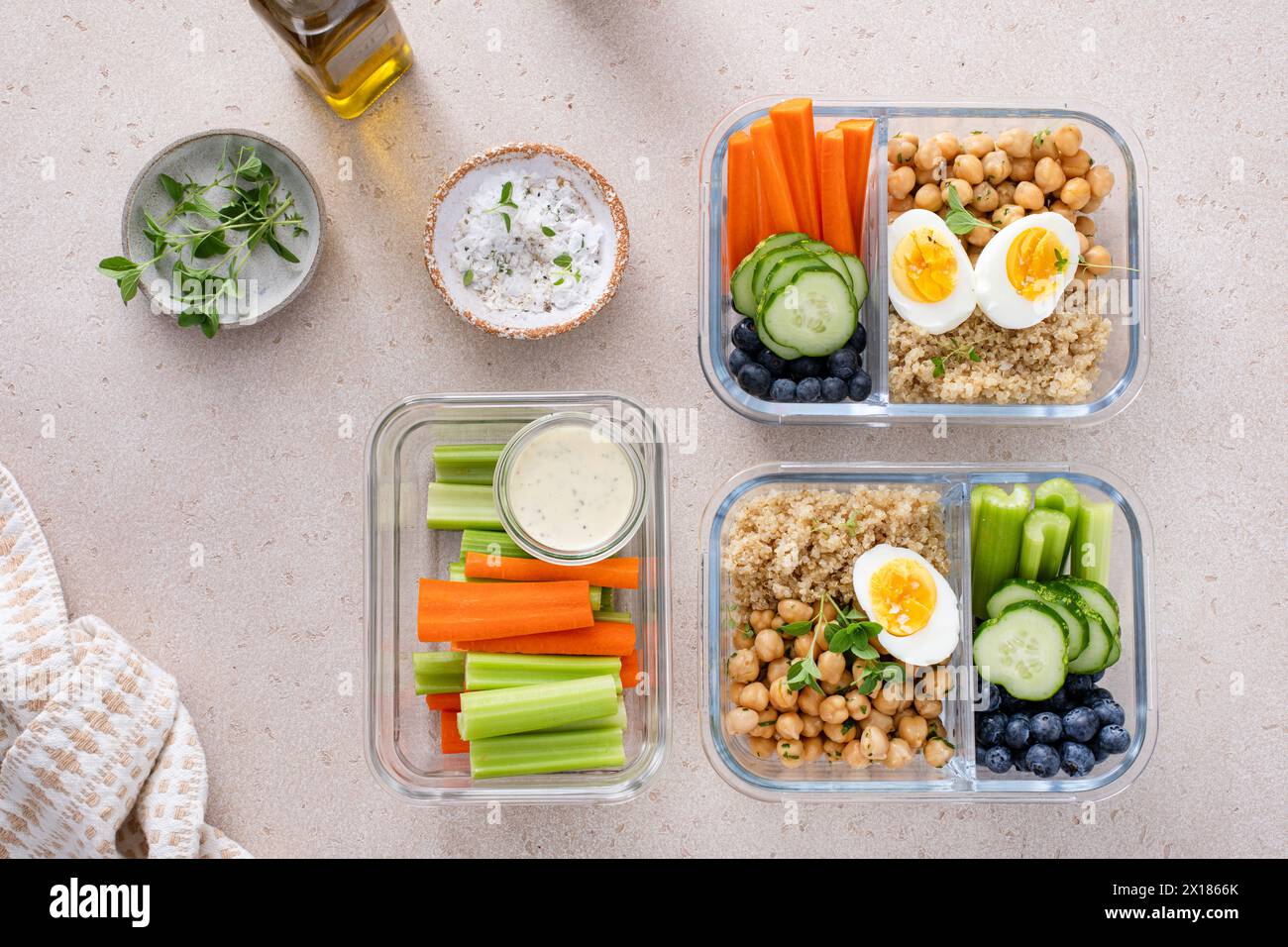 Mahlzeit-Vorbereitungsbehälter mit gesundem vegetarischem Essen, gekochtem Quinoa, Kichererbsen und Eiern Stockfoto