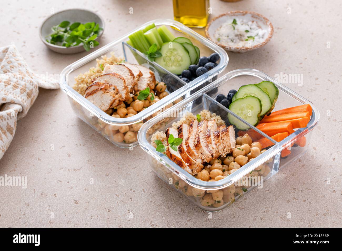 Mahlzeit-Vorbereitungsbehälter mit gesunden proteinreichen Lebensmitteln vorbereitet, gekochte Quinoa, Kichererbsen und Eier Stockfoto