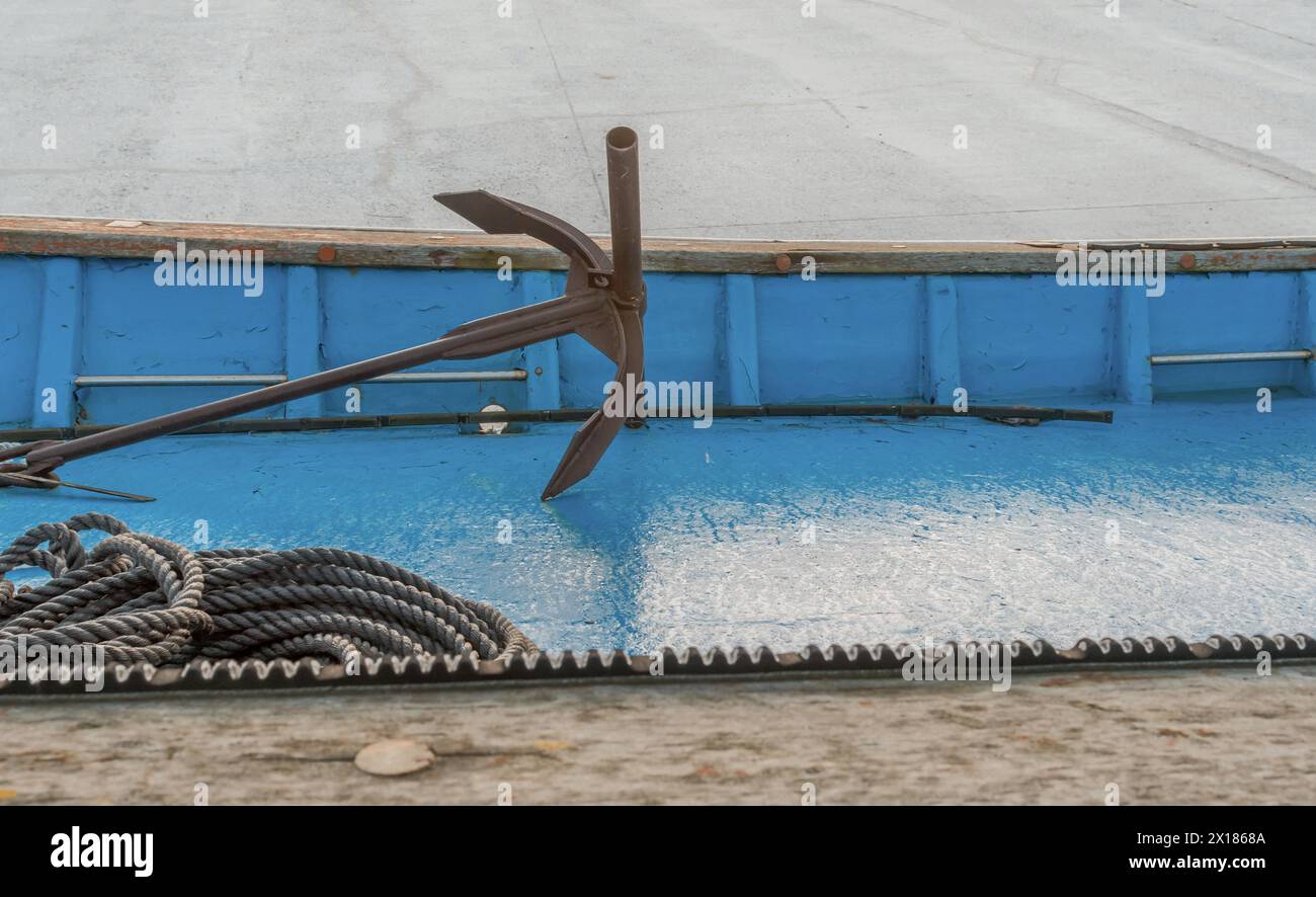 Anker- und Seilverlegung an Deck eines Trockenandockbootes in Südkorea Stockfoto