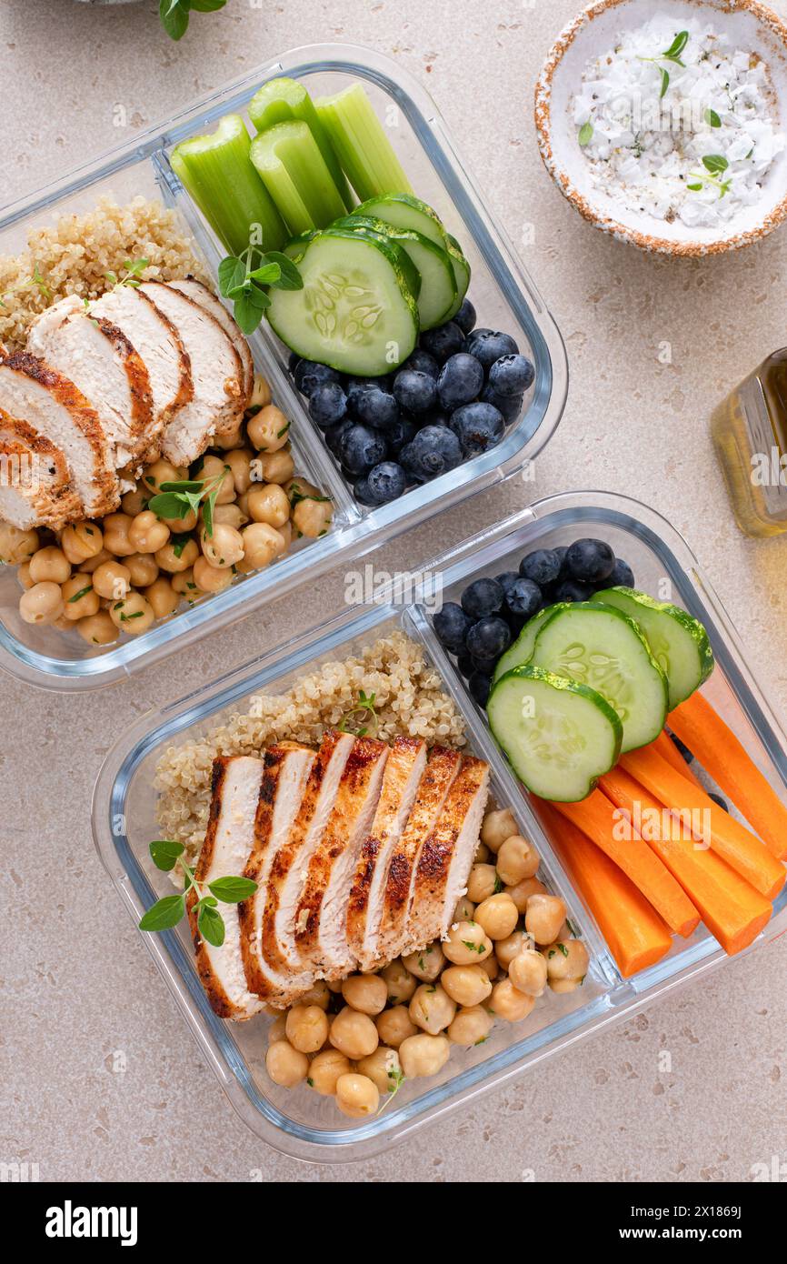 Mahlzeit-Vorbereitungsbehälter mit gesunden proteinreichen Lebensmitteln vorbereitet, gekochte Quinoa, Kichererbsen und Eier Stockfoto