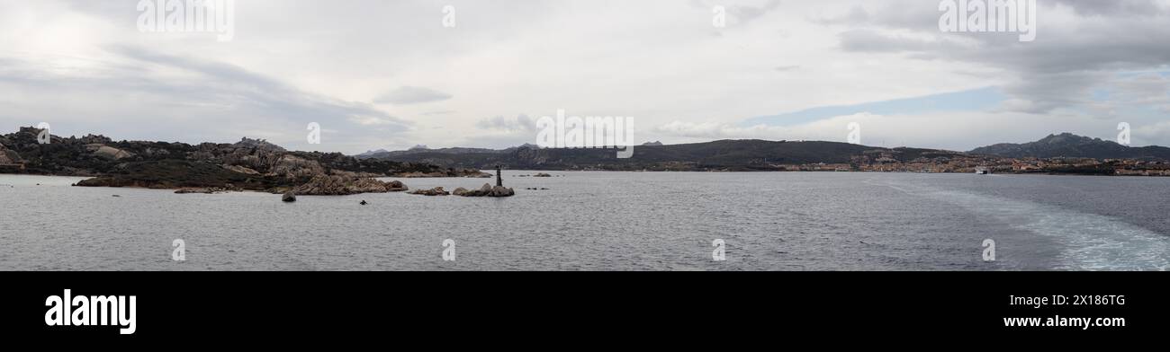 Bergige Küste in der Nähe von La Maddalena, Panoramablick, Sardinien, Italien Stockfoto