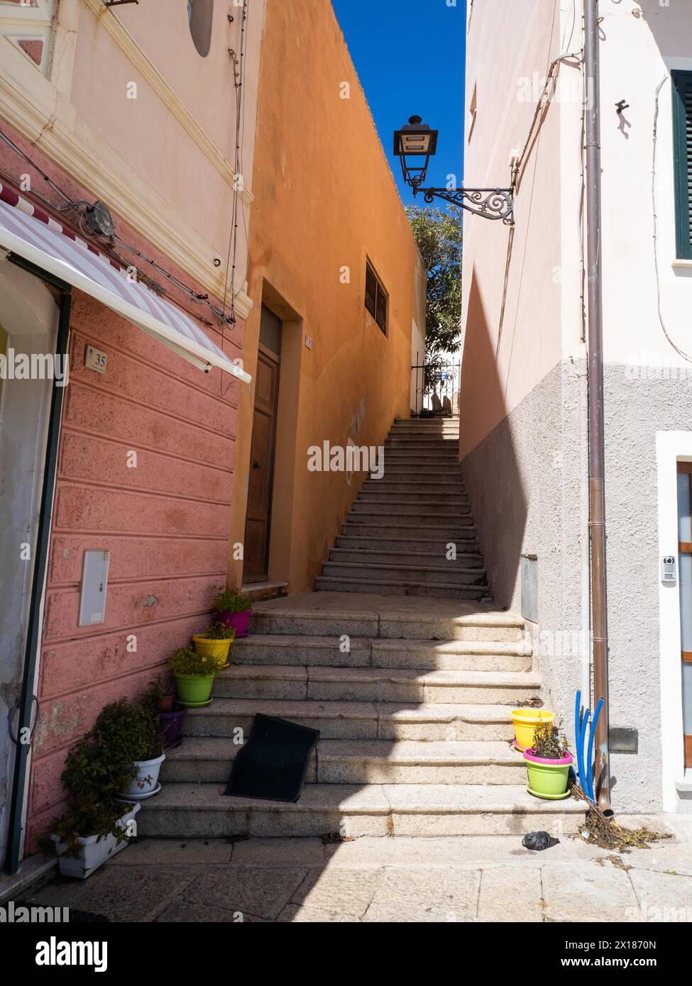 Treppen in einer Gasse in der Altstadt, Maddalena, Gallura, Sardinien, Italien Stockfoto