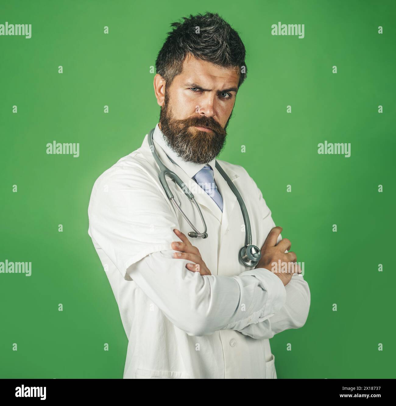 Gesundheitswesen, Behandlung und medizinisches Personal Konzept. Porträt eines ernsthaften männlichen Arztes in Arbeitskleidung mit Stethoskop am Hals. Gutaussehender bärtiger Praktikant Stockfoto