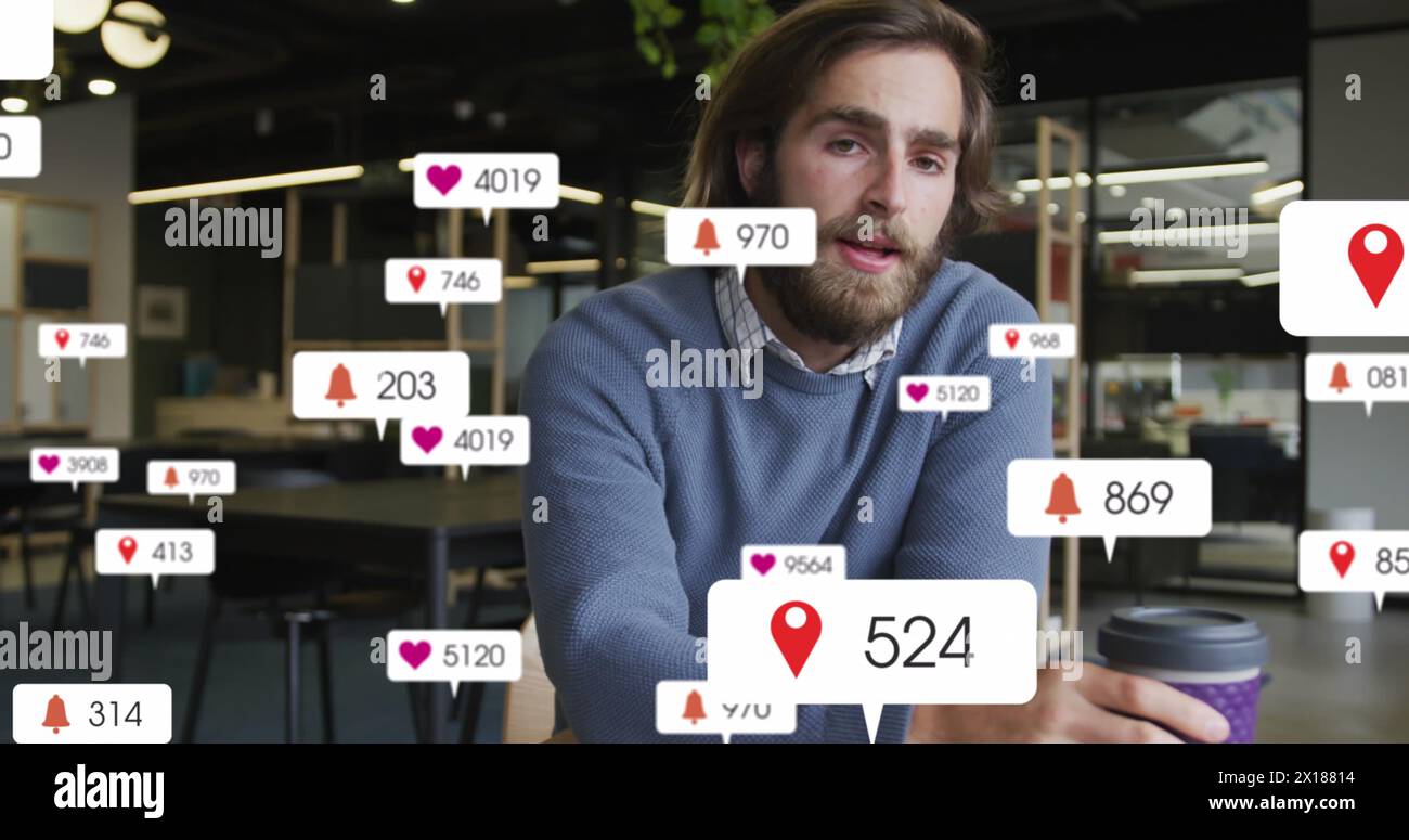 Bild der Verarbeitung von Social Media-Daten über kaukasischen Geschäftsmann auf Image-Call Stockfoto