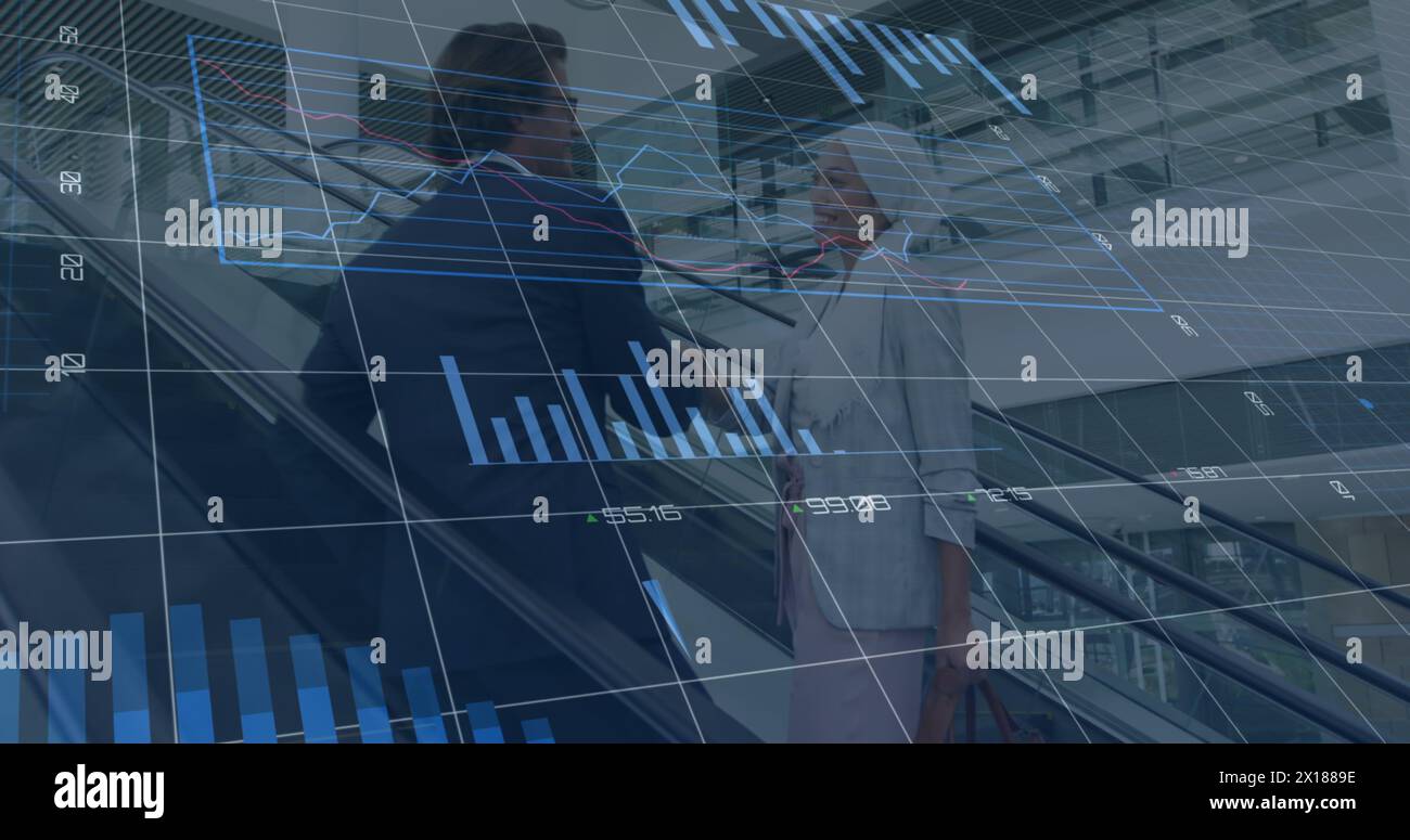 Bild der Verarbeitung von Finanzdaten über zwei verschiedene Geschäftsleute Stockfoto