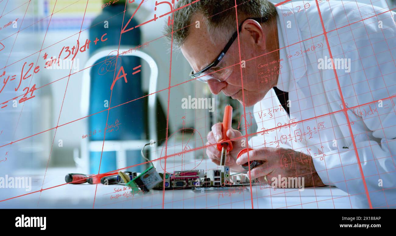 Bild mathematischer Gleichungen über kaukasischen Wissenschaftlern im Labor Stockfoto