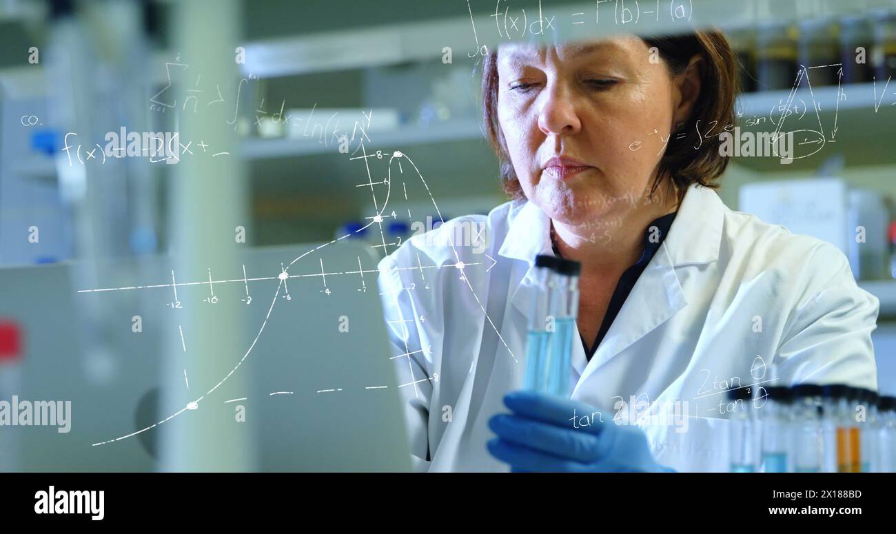 Bild mathematischer Gleichungen über kaukasische Wissenschaftlerin im Labor Stockfoto