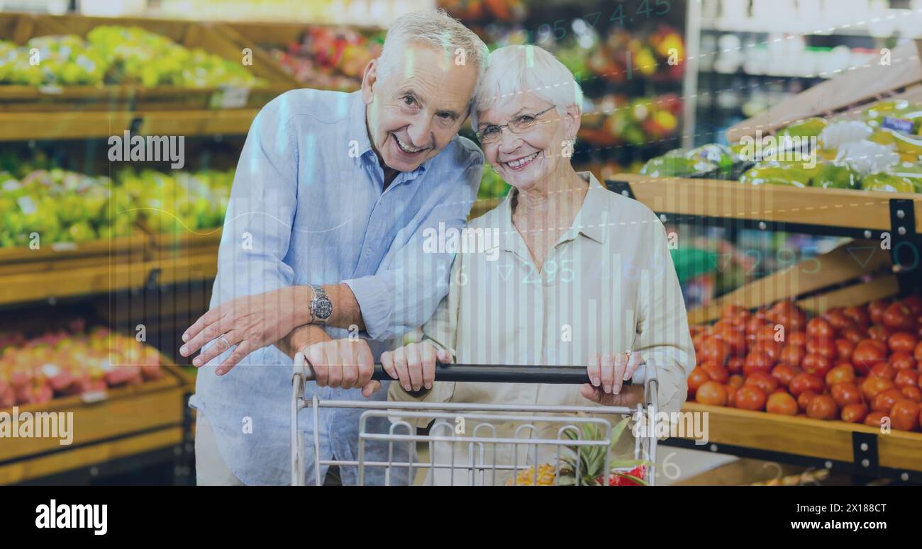 Bild von Finanzdaten und Diagrammen über glückliches kaukasisches Seniorenpaar auf dem Markt Stockfoto