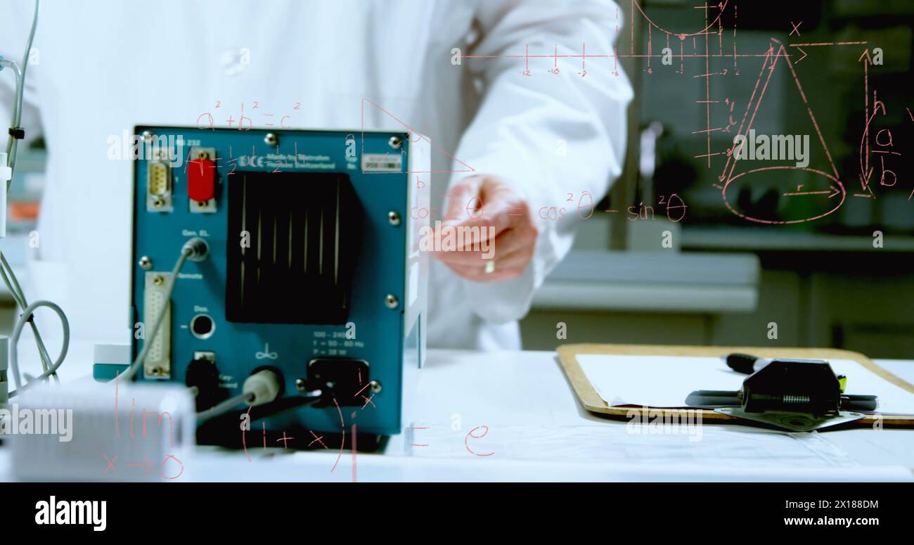 Bild mathematischer Gleichungen über kaukasischen Wissenschaftlern im Labor Stockfoto