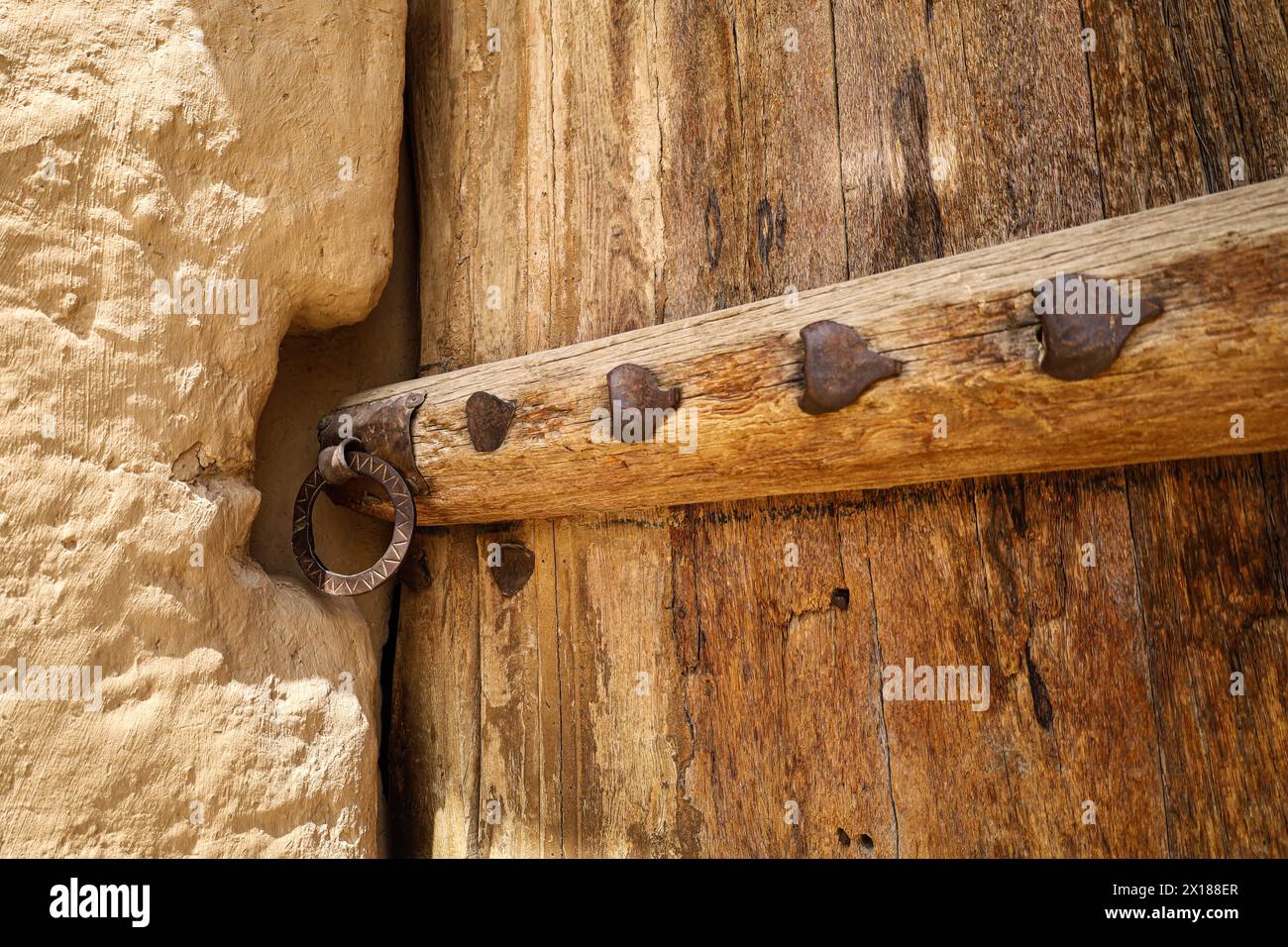 Alte Holztür und Tor des Fort Al Masmak Palace Riad, Saudi-Arabien Stockfoto