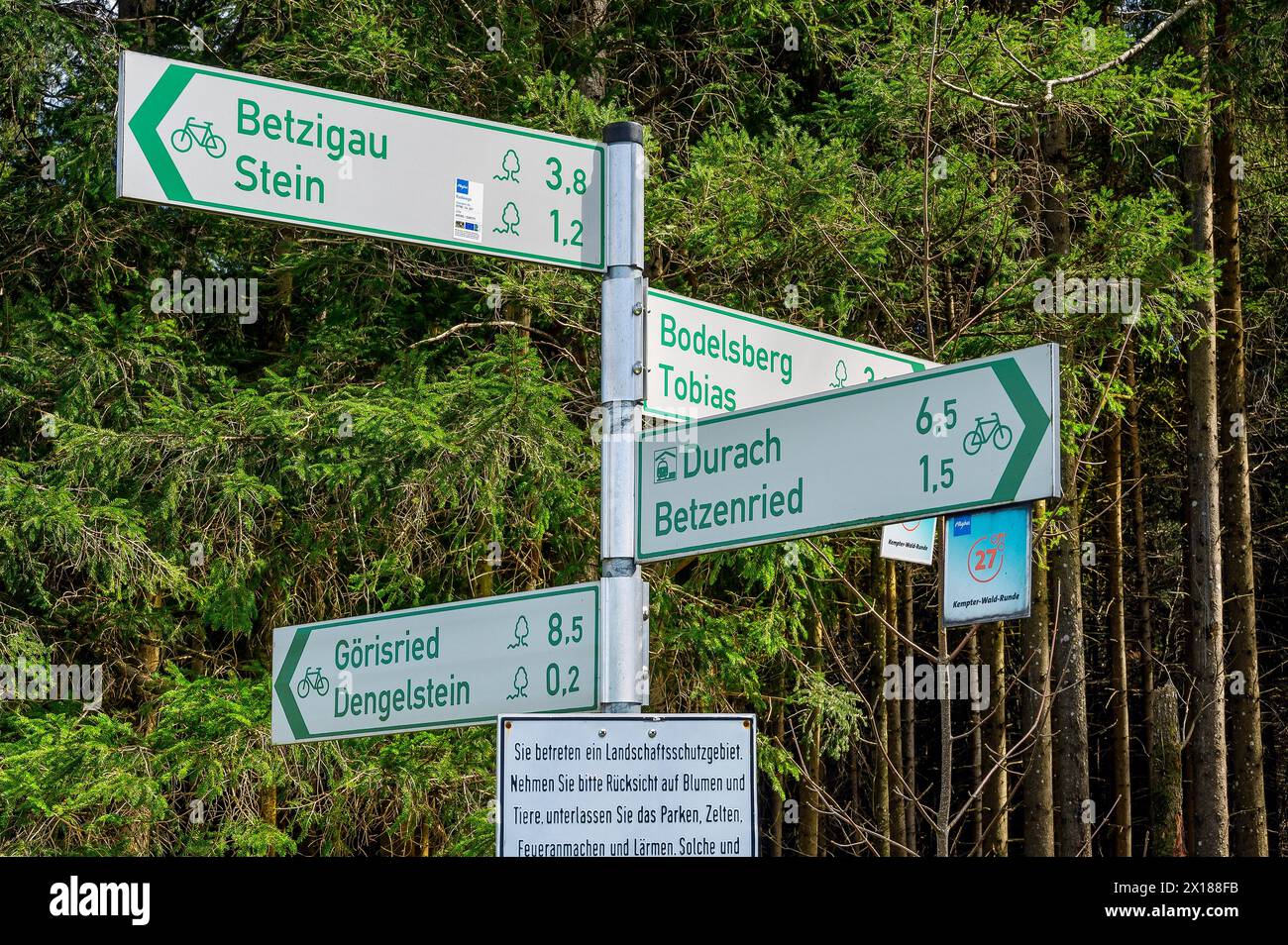 Wegweiser im Landschaftsschutzgebiet Kemptner Wald, Allgäu, Schwaben, Bayern, Deutschland Stockfoto