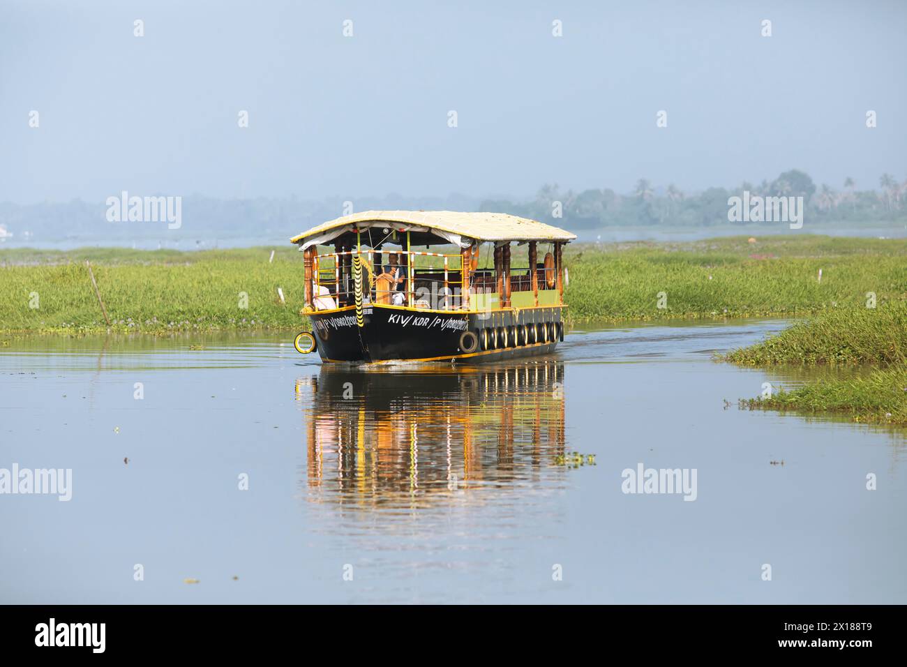 Traditionelles Boot auf dem Lake Vembanad, Kanalsystem der Backwaters, Kerala, Indien Stockfoto