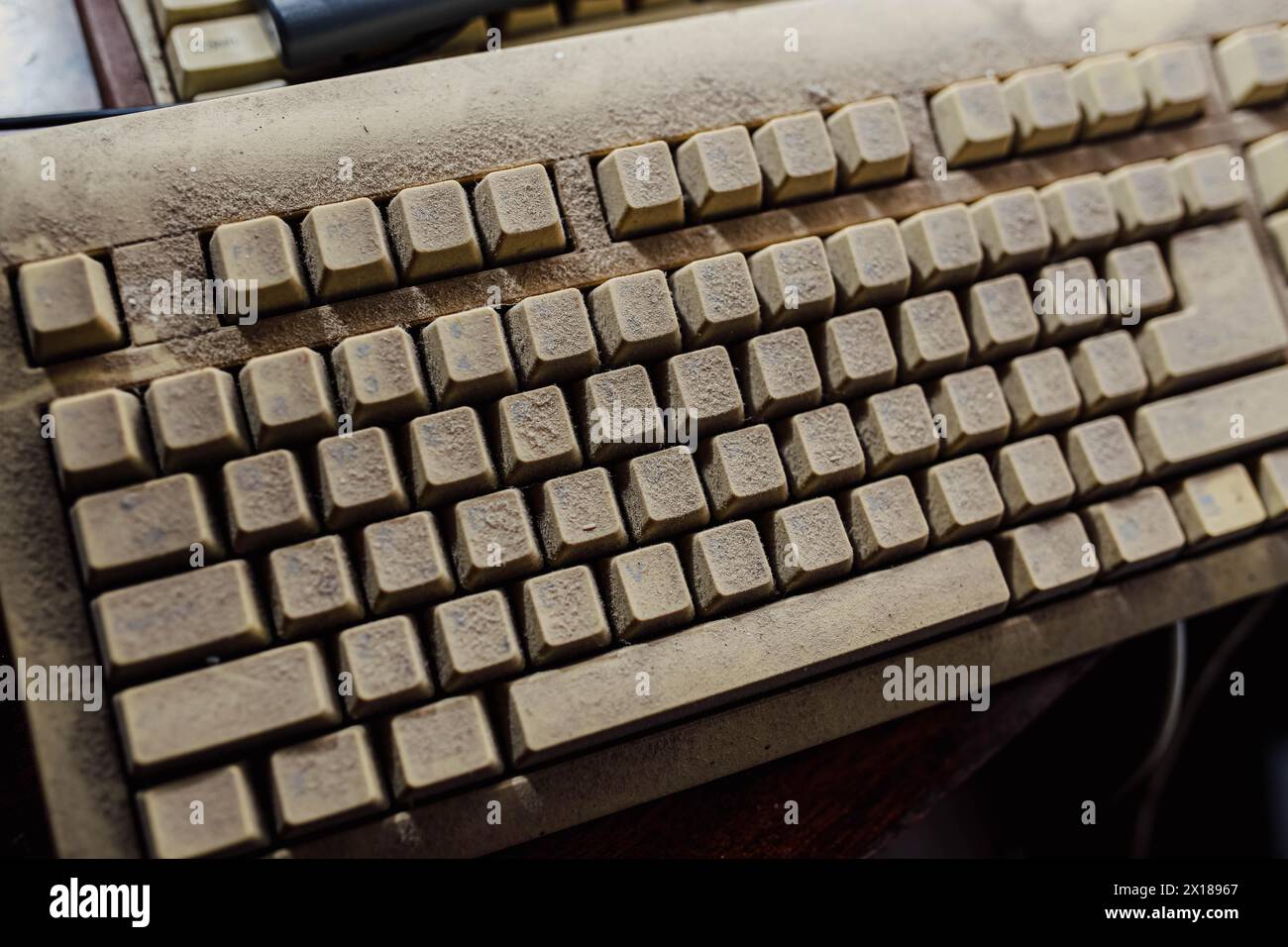 Alte alte mechanische Computertastatur in Staub, Computertastatur aus den 1980er Jahren Stockfoto