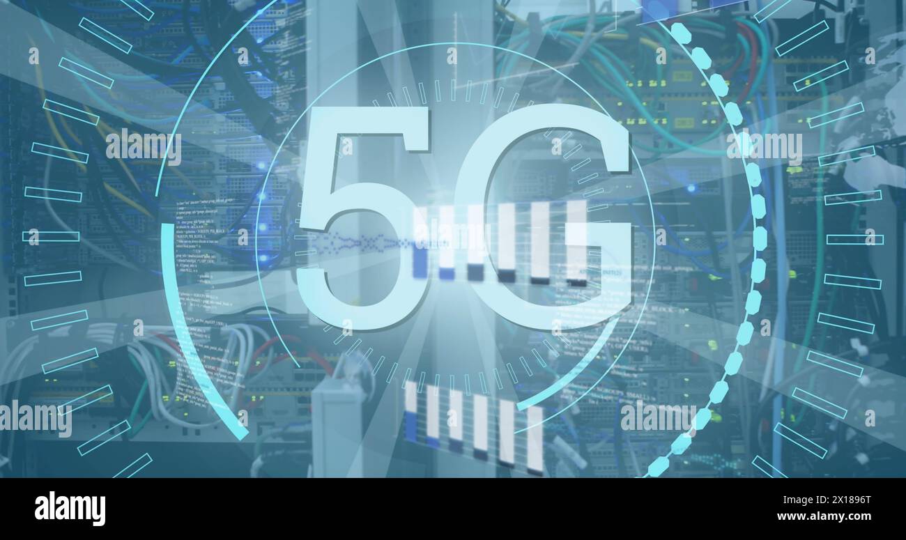 Abbildung: 5g-Text, Balkendiagramm und Kreise mit abstraktem Muster über dem Speichersystem im Serverraum Stockfoto