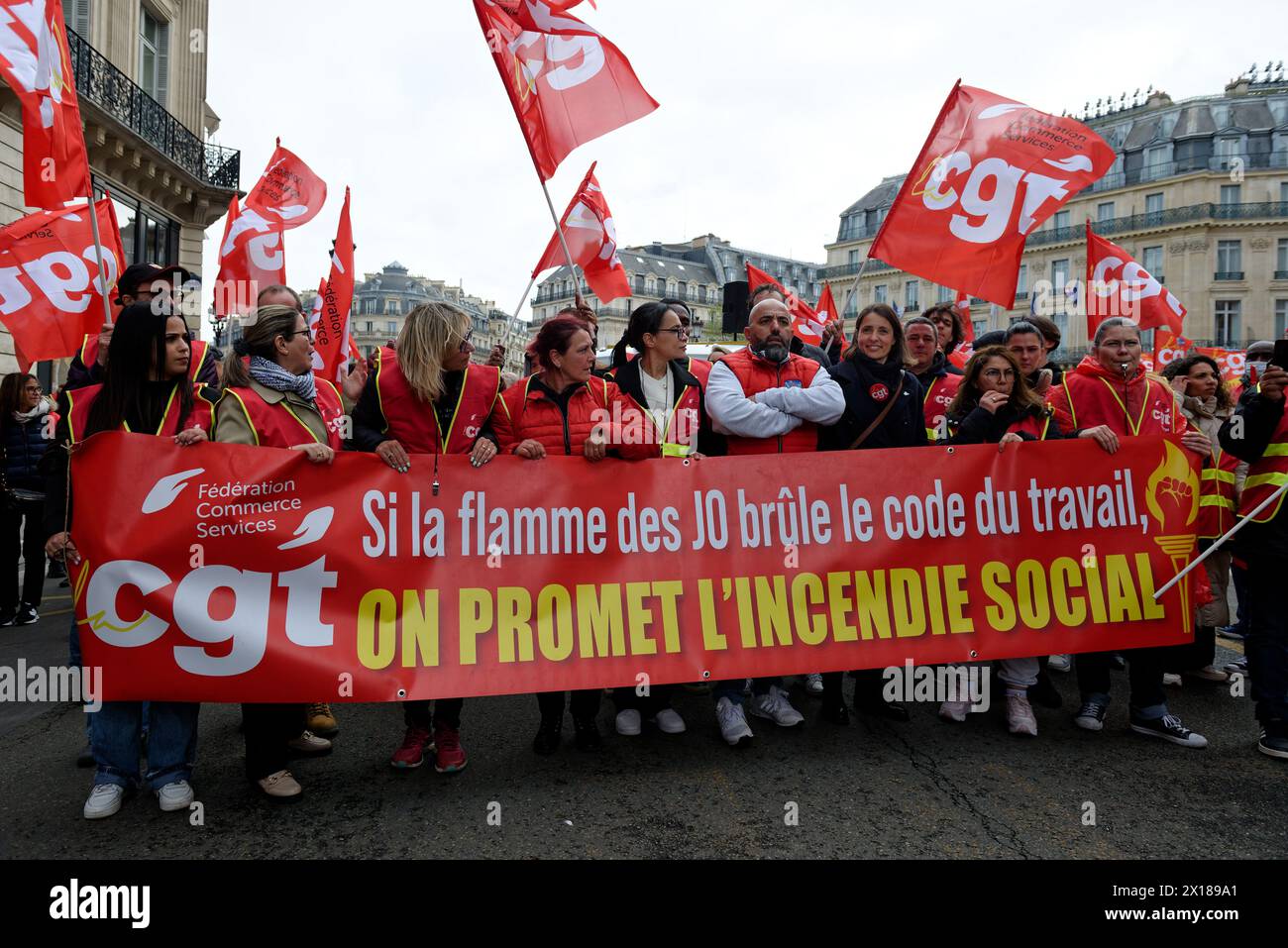 Les salariés du Commerce défilent à Paris et promettent au Ministry Guérini un Incendie Social s'ils n'obtiennent pas Satisfaction lors des JO Stockfoto