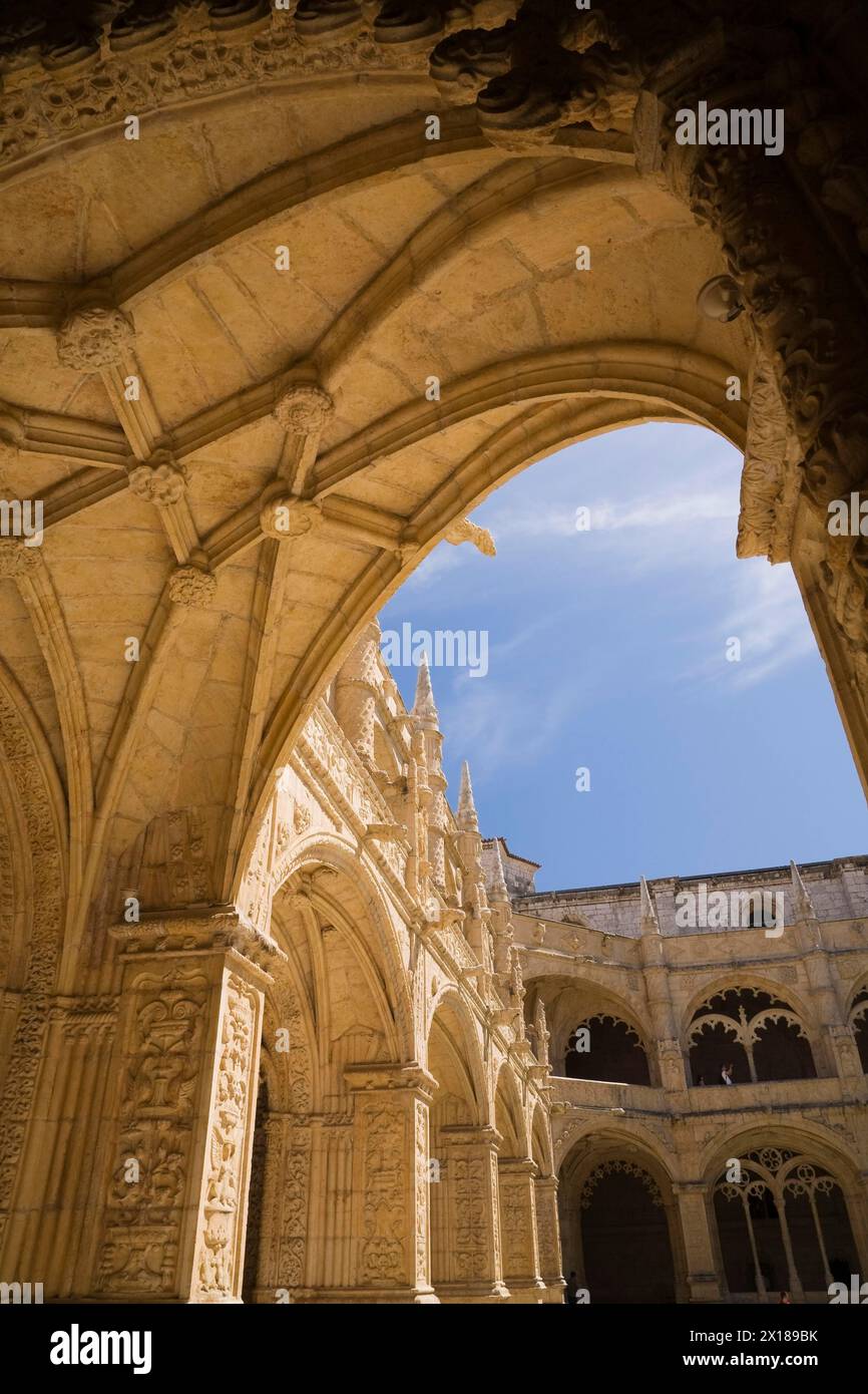 Architektonische Details an der Decke eines Bogens im Innenhof des Klosters Jeronimos, Lissabon, Portugal Stockfoto