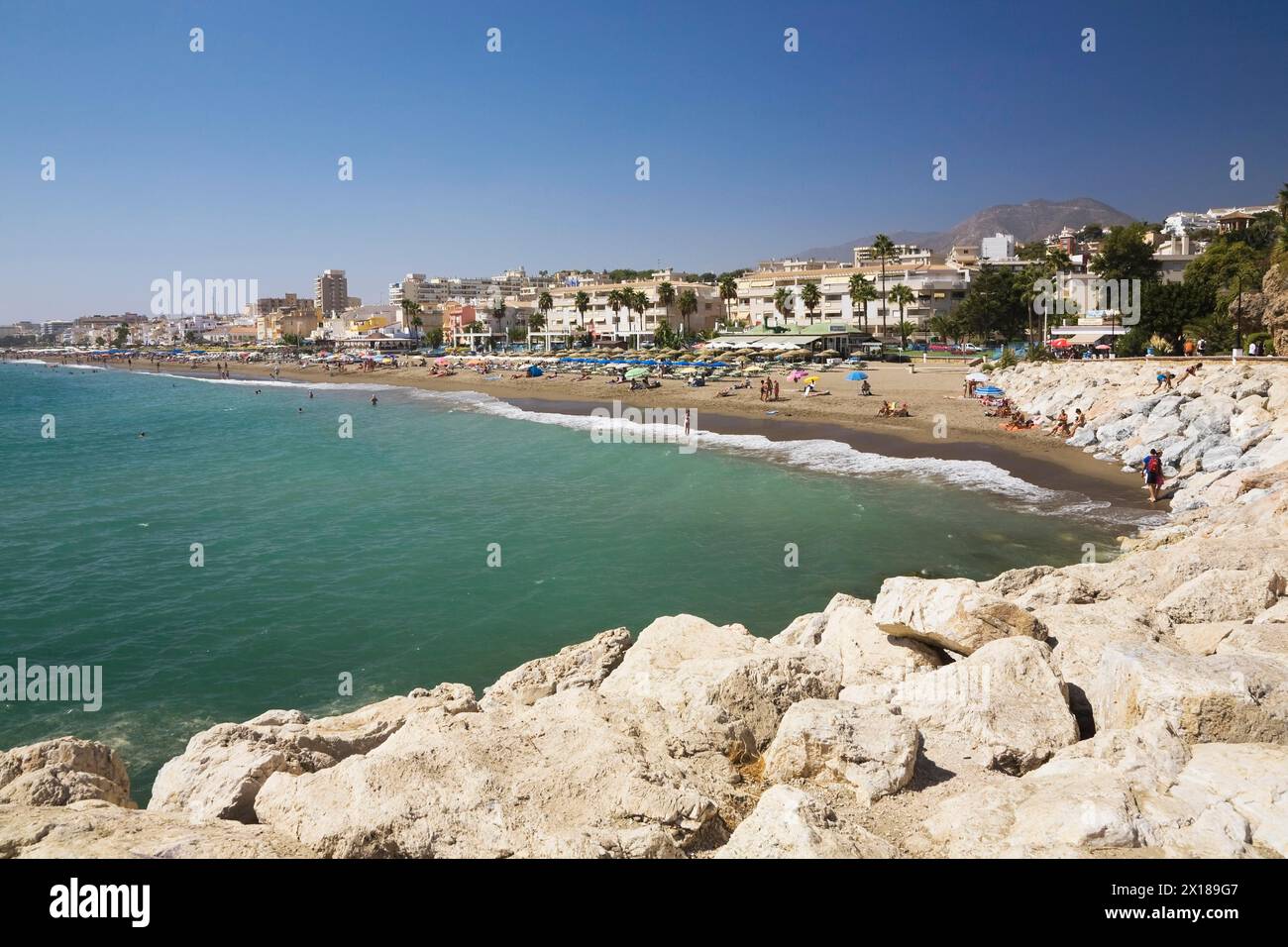 Sandstrand mit Badegästen und Hotels in Torremolinos, Costa del Sol, Malaga, Spanien Stockfoto