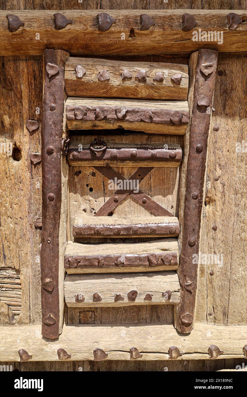 Alte Holztür und Tor des Fort Al Masmak Palace Riad, Saudi-Arabien Stockfoto